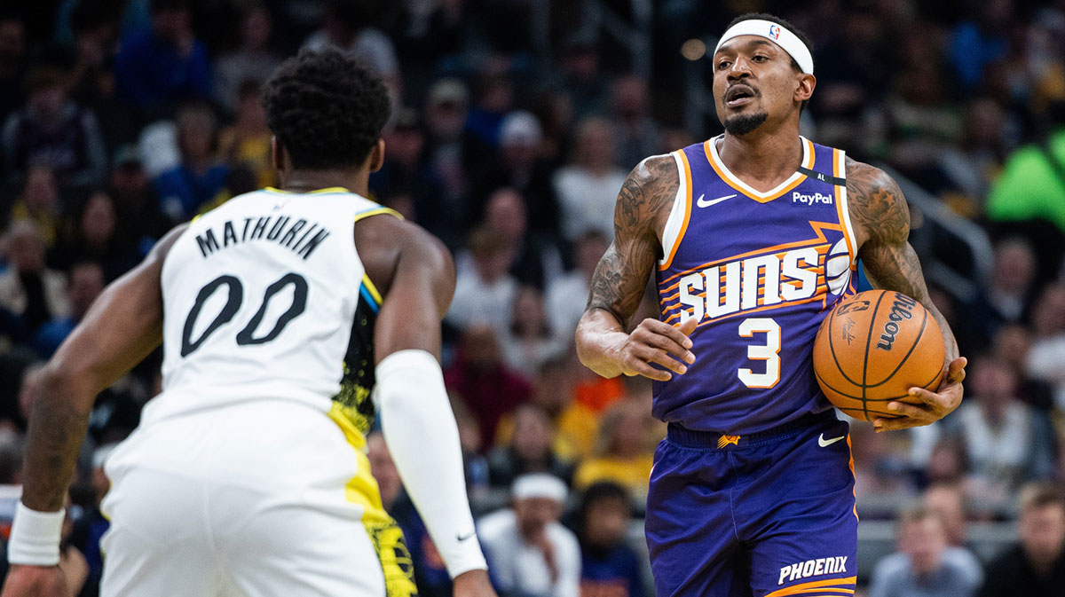 Phoenix Suns guard Bradley Beal (3) dribbles the ball against Indiana Pacers guard Bennedict Mathurin (00) in the first half at Gainbridge Fieldhouse