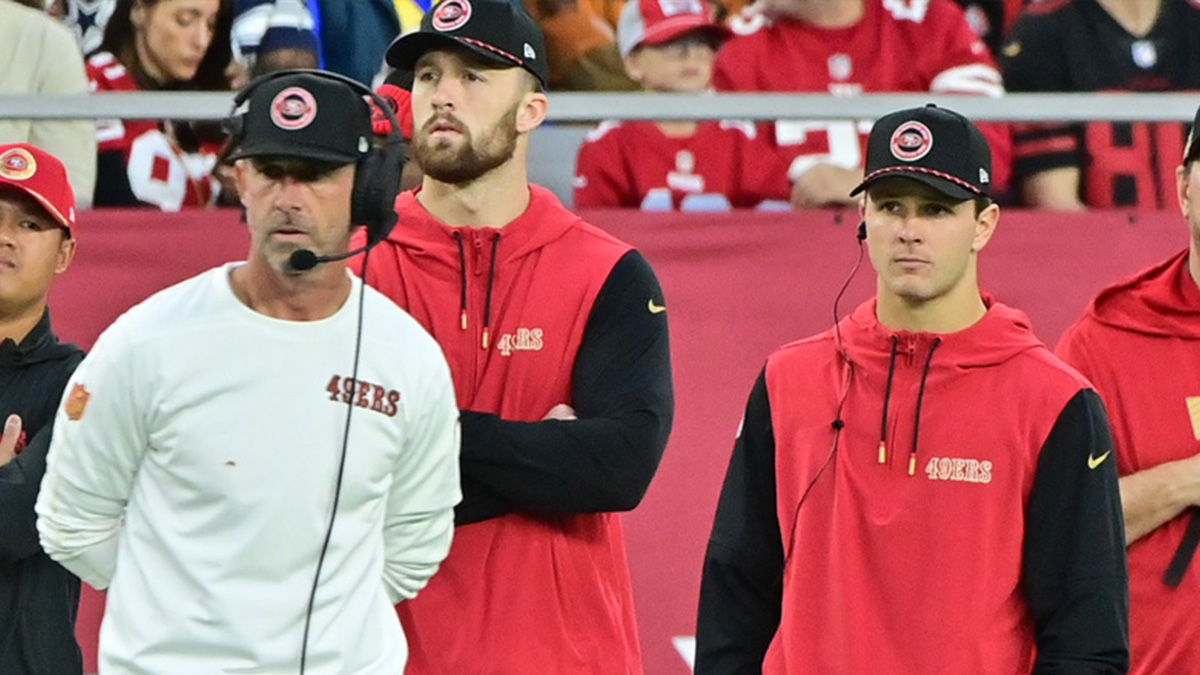 San Francisco 49ers quarterback Brock Purdy (right) and head coach Kyle Shanahan (left) watch during the second half against the Arizona Cardinals at State Farm Stadium.