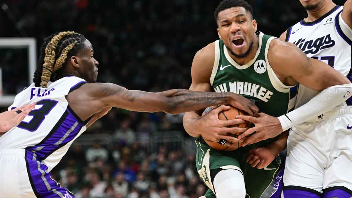 Bucks forward Giannis Antetokounmpo (34) keeps the ball