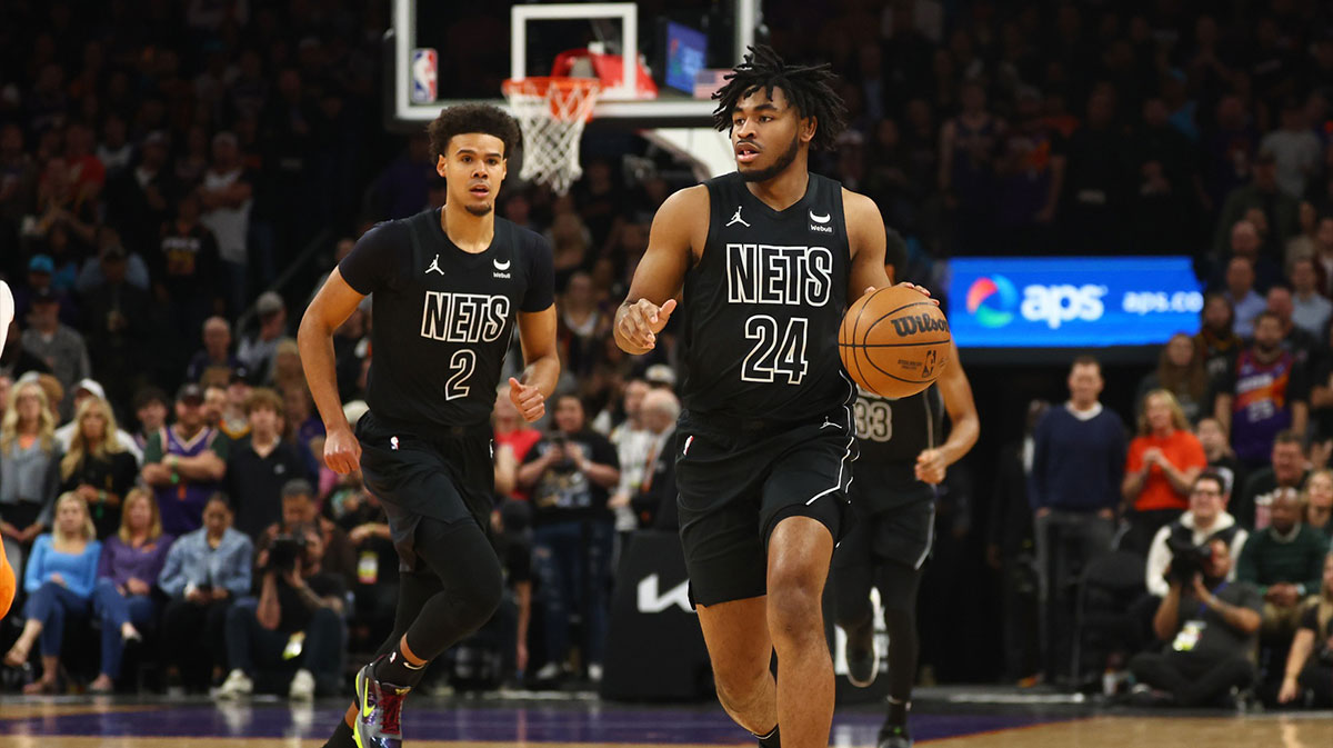 布鲁克林篮网卫队Cam Thomas（24岁）和前锋Cameron Johnson（2）在Footprint Center上对阵Phoenix Suns。