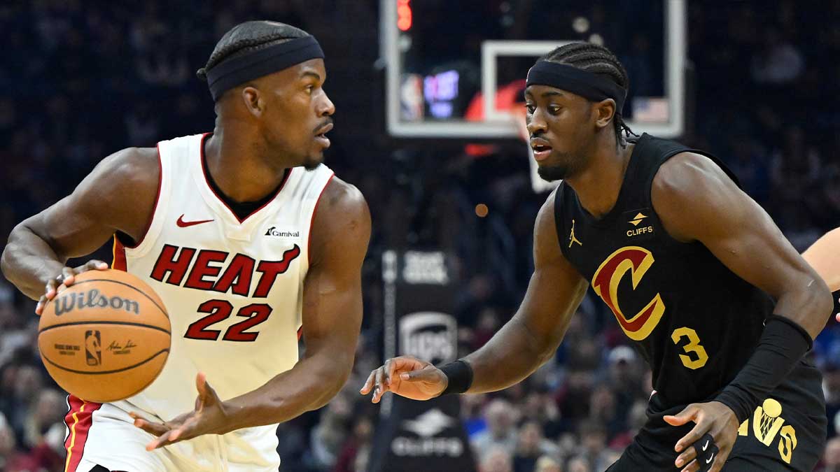 Miami heat forward Jimmy Butler (22) Dribbles next to Cleveland Cavaliers Guard Caris Lever (3) in the second quarter at the missile mortgage field.