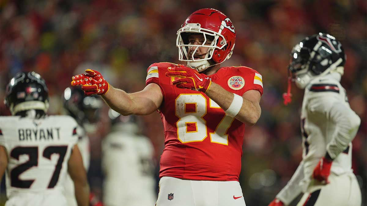 堪萨斯城酋长队近端锋特拉维斯·凯尔斯（Travis Kelce，87 岁）在箭头体育场 GEHA 球场举行的 2025 年亚足联分区赛第四节对阵休斯顿德州人队的传球后做出反应。 