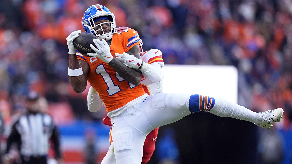 丹佛野马队外接手考特兰·萨顿（Courtland Sutton，14 岁）在第二节在 Mile High 的 Empower Field 接球，击败了堪萨斯城酋长队安全卫纳齐·约翰逊（Nazeeh Johnson，13 岁）。