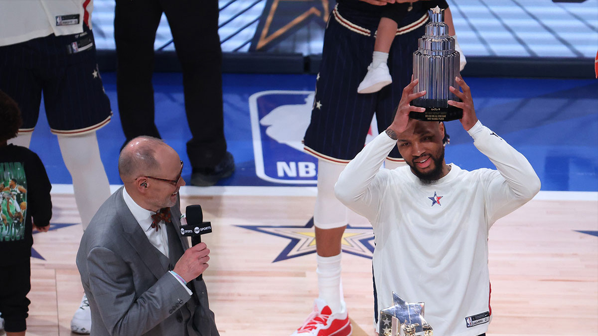 达米安·利拉德 NBA 全明星赛 MVP 捧起 MVP