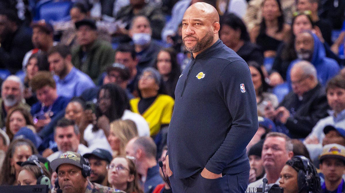 Los Angeles Lakers Chief coach Darwin Ham looks against new orleans of pelicanes during the first half in the center of Smoothie King.