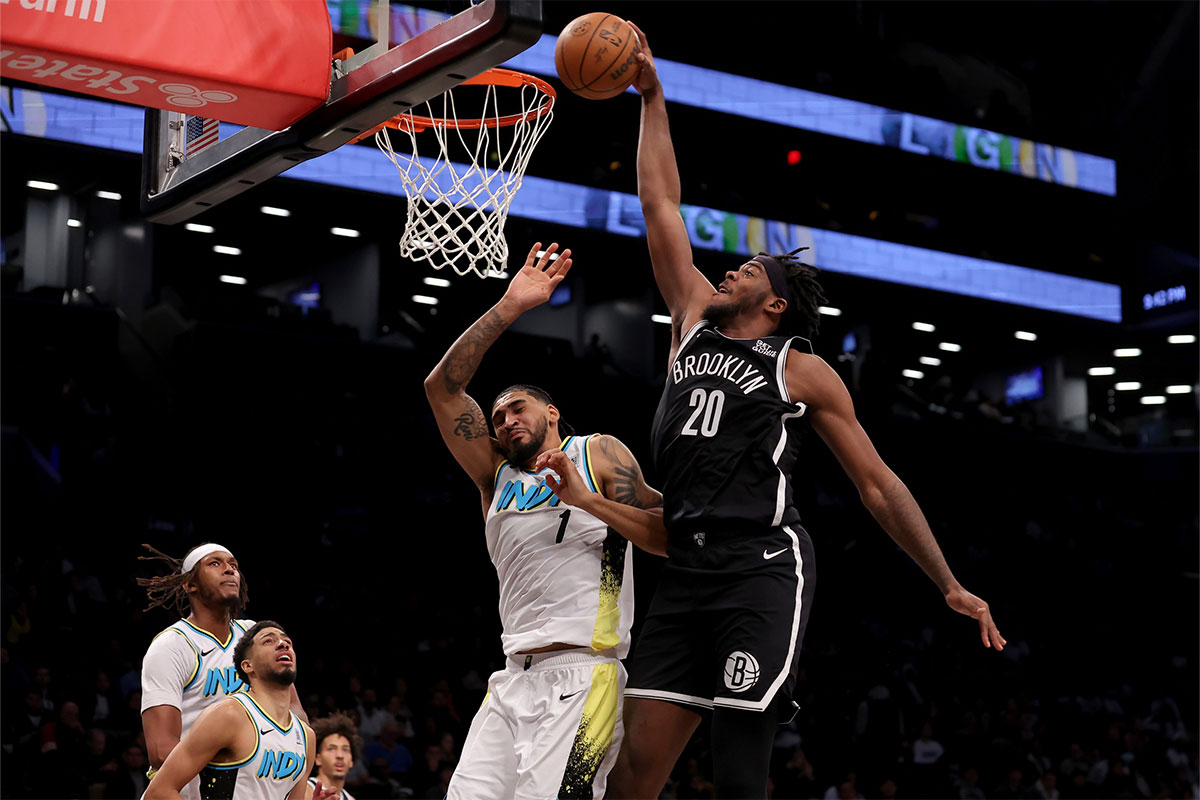 6. January 2025. years; Brooklyn, New York, USA; Brooklyn Nets Center Dai'ron Sharpe (20) is missing Dunk against Indiana Pacens above Os Toppin (1) during the fourth quarter in the center of Barclays. Mandatory Credit: Brad Penner-Imagn Pictures