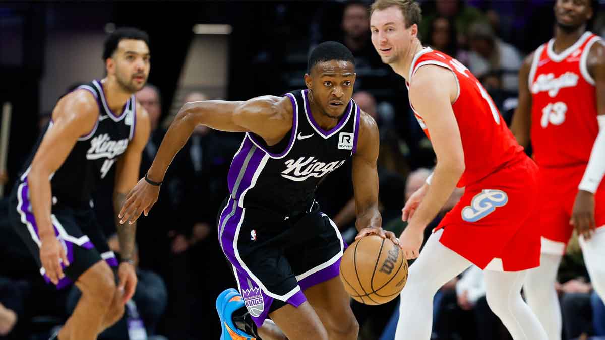 Sacramento Kings guard De'Aaron Fox (5) dribbles the ball up the court against the Memphis Grizzlies during the first quarter at Golden 1 Center.