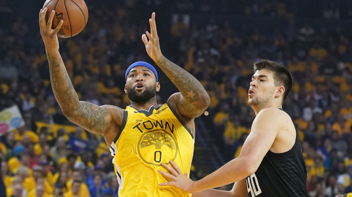 Gold State Warriors Center Demarcus Relatives (0) gets a pass against La Clippers Center Ivica Zubac (40) during the first quarter in the game two of the first rounds of the playoffs in the NBA in Oracle Arena.