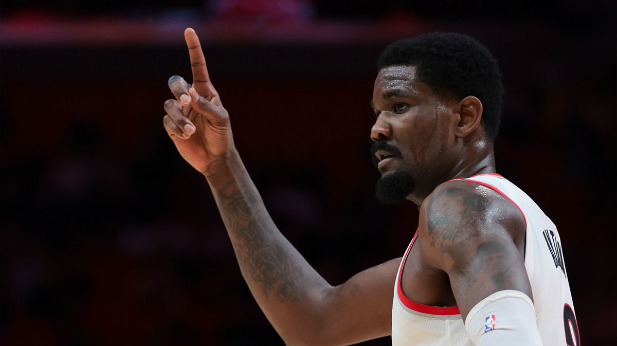 Portland Trail Blazers Center Deanle Aton (2) signals on Miami heat during the fourth quarter in the center of Kasei. 