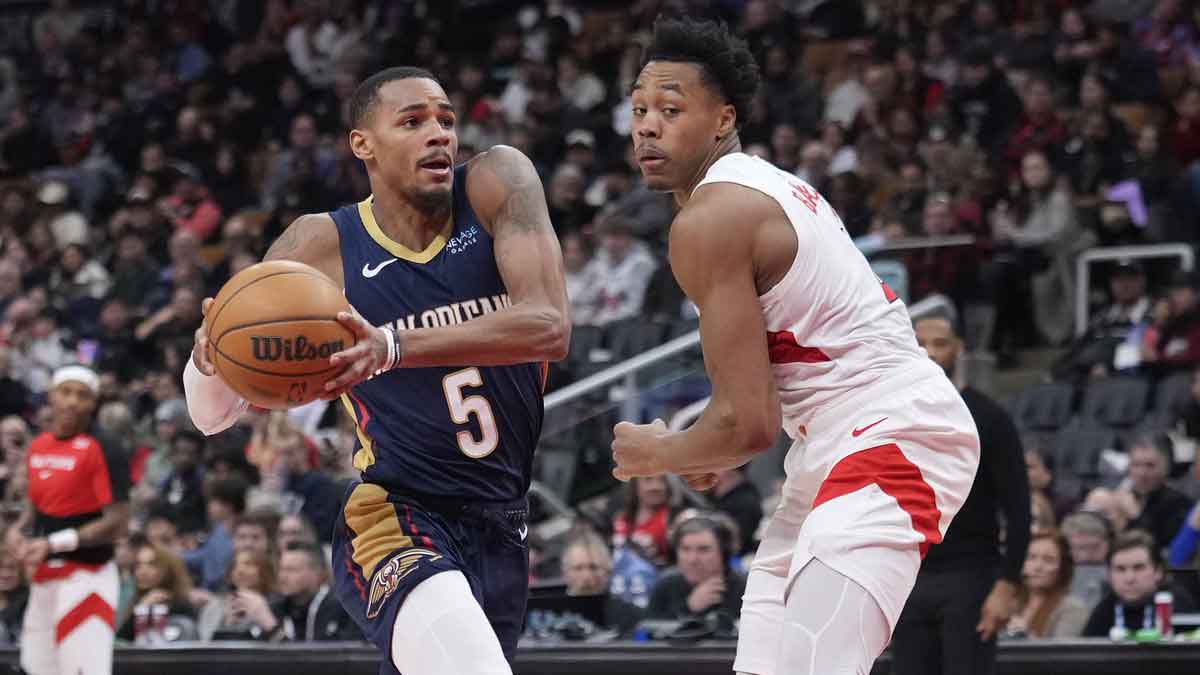 New Orleans Pelicans Guard Dejounte Murrai (5) Controls the ball such as Toronto Raptors Next Scottie Barnes (4) Defend during the second half in Scotiabank Arena. 