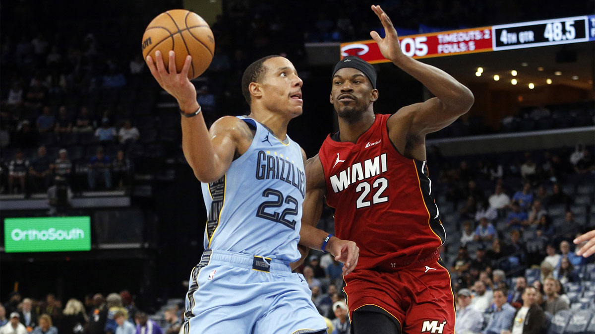 Memphis Grizzlies Guard Desmond Bane (22) drive to the basket like Miami heat forward Jimmy Butler (22) Defend during the second half in Fedekforum. 