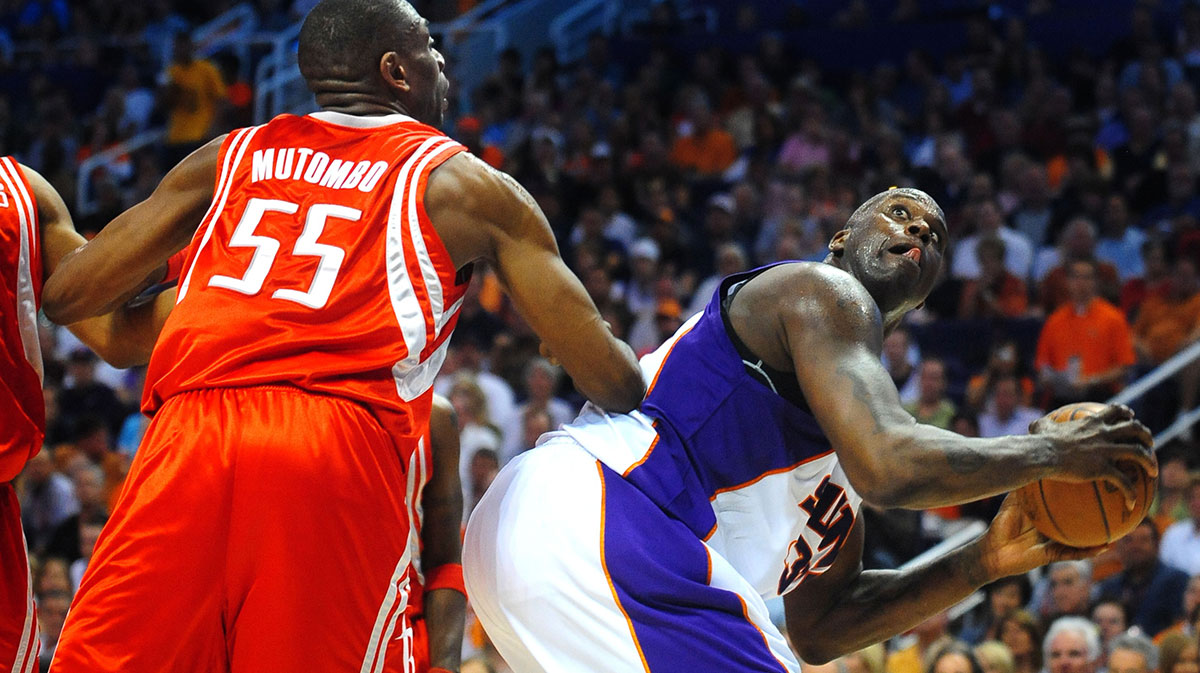 Dikembe Mutombo guarding Shaquille O'Neal