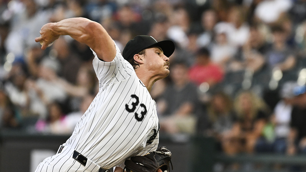 Chicago White Sox pitcher Drew Thorpe (33) pitches against the Seattle Mariners during the first inning at Guaranteed Rate Field.