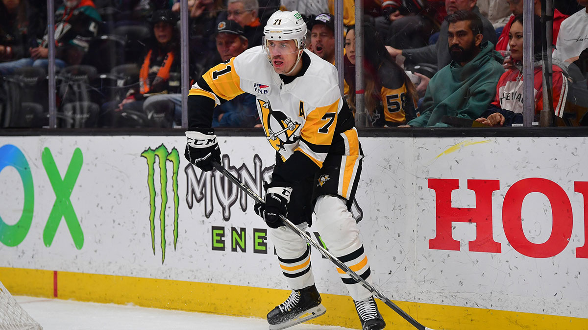 Pittsburgh Penguins Center Evgeni Malkin (71) controls Paka against Anaheim Duck during the second period in the Honda Center.