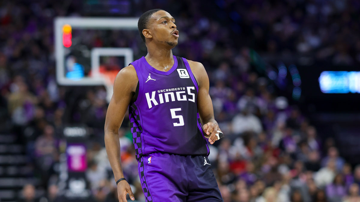 acramento Kings guard De'Aaron Fox (5) reacts after scoring a basket during the fourth quarter against the Philadelphia 76ers at Golden 1 Center.