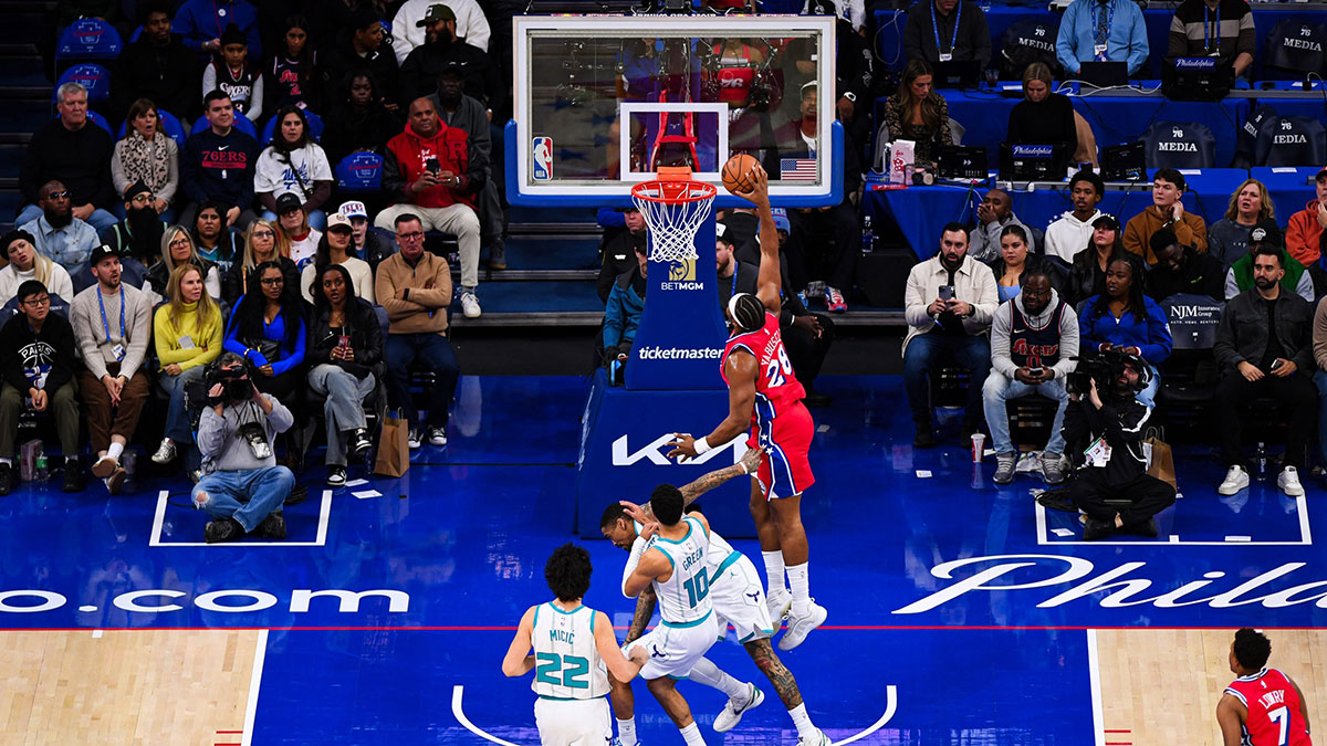 费城 76 人队前锋 Guerschon Yabusele（28 岁）在富国银行中心第四节对夏洛特黄蜂队后卫 DaQuan Jeffries（3 岁）扣篮。