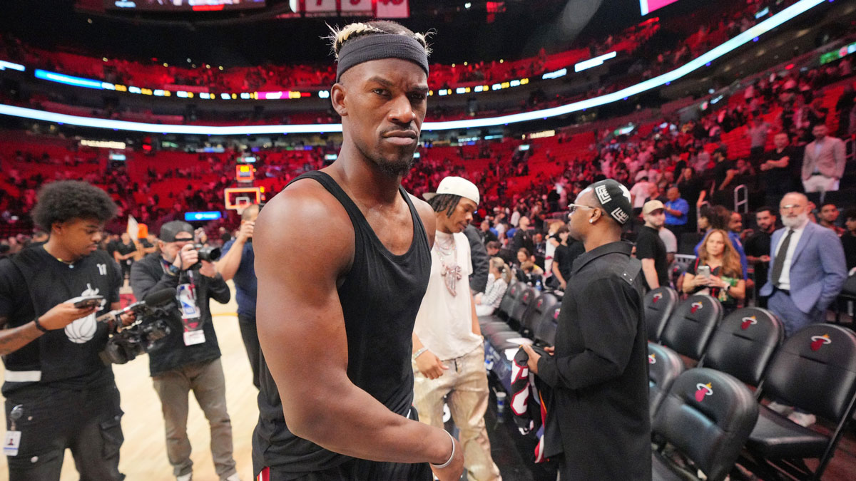 The heat forward Jimmy Butler (22) leaves the court after congratulating friends on the part of the court after winning San Antonio Spurs in the center of Casseya