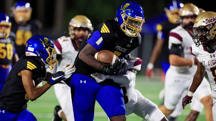 Brunswick's Heze Kent (7) rushes for yards against the St. Augustine Yellow Jackets during the first quarter of the Florida-Georgia Border Classic high school football matchup Saturday, Sept. 9, 2023 at Glynn County Stadium in Brunswick, Ga. The St. Augustine Yellow Jackets held off the Brunswick Pirates 45-35.