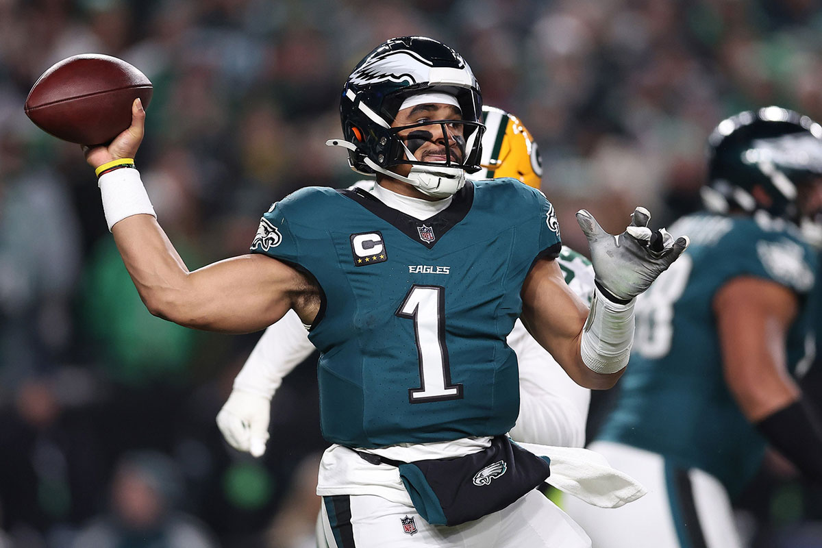 费城老鹰队四分卫贾伦·赫茨 (Jalen Hurts) (1) 在上半场在林肯金融球场 (Lincoln Financial Field) 举行的 NFC 外卡比赛中回撤传球，对阵绿湾包装工队 (Green Bay Packers)。 