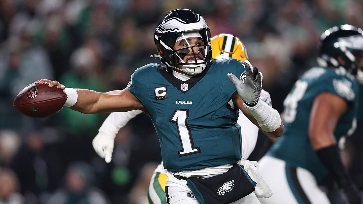 费城老鹰队四分卫贾伦·赫茨 (Jalen Hurts) (1) 在林肯金融球场 (Lincoln Financial Field) 举行的 NFC 外卡赛上半场对阵绿湾包装工队 (Green Bay Packers) 时回撤传球。 