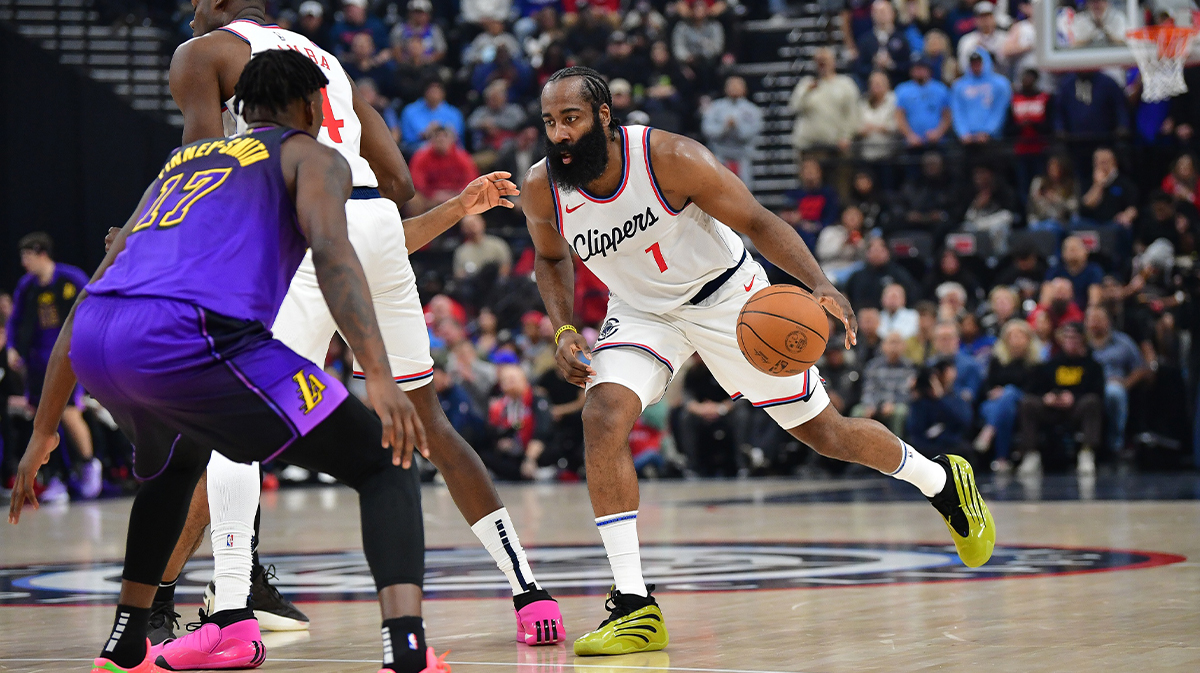 上半场在 Intuit Dome 球场，洛杉矶快船队后卫詹姆斯·哈登 (James Harden) (1) 与洛杉矶湖人队前锋多里安·芬尼·史密斯 (Dorian Finney-Smith) (17) 控球。