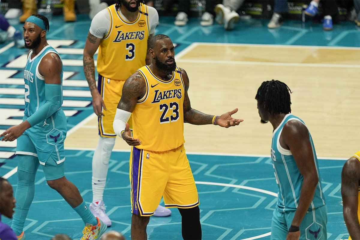 Los Angeles Lebron James (23) responds to a call during the second half against Charlotte Hornet in Centurum Spectrum. 