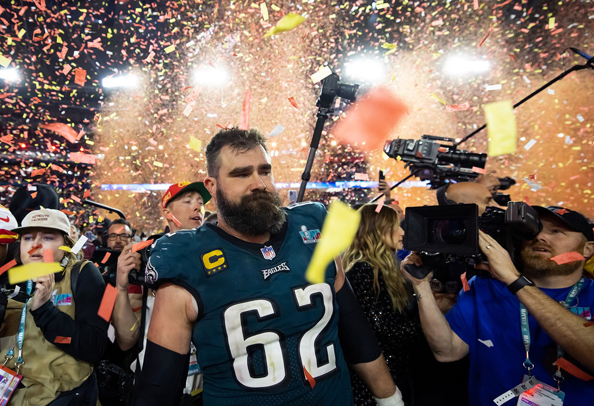 12. February 2023 years; Glendale, Arizona, USA; Confetti falls as Philadelphia Orlovi Center Jason Kelce (62) reacts after he lost his city heads in Kansas during the Super Bowl LVII at the State Farm Station. Mandatory credit: Mark J. Rebilas-Immn Pictures