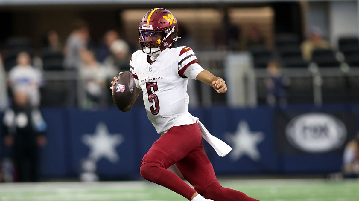 Washington Commanders quarterback Jayden Daniels (5) runs the ball against the Dallas Cowboys during the second quarter at AT&T Stadium.