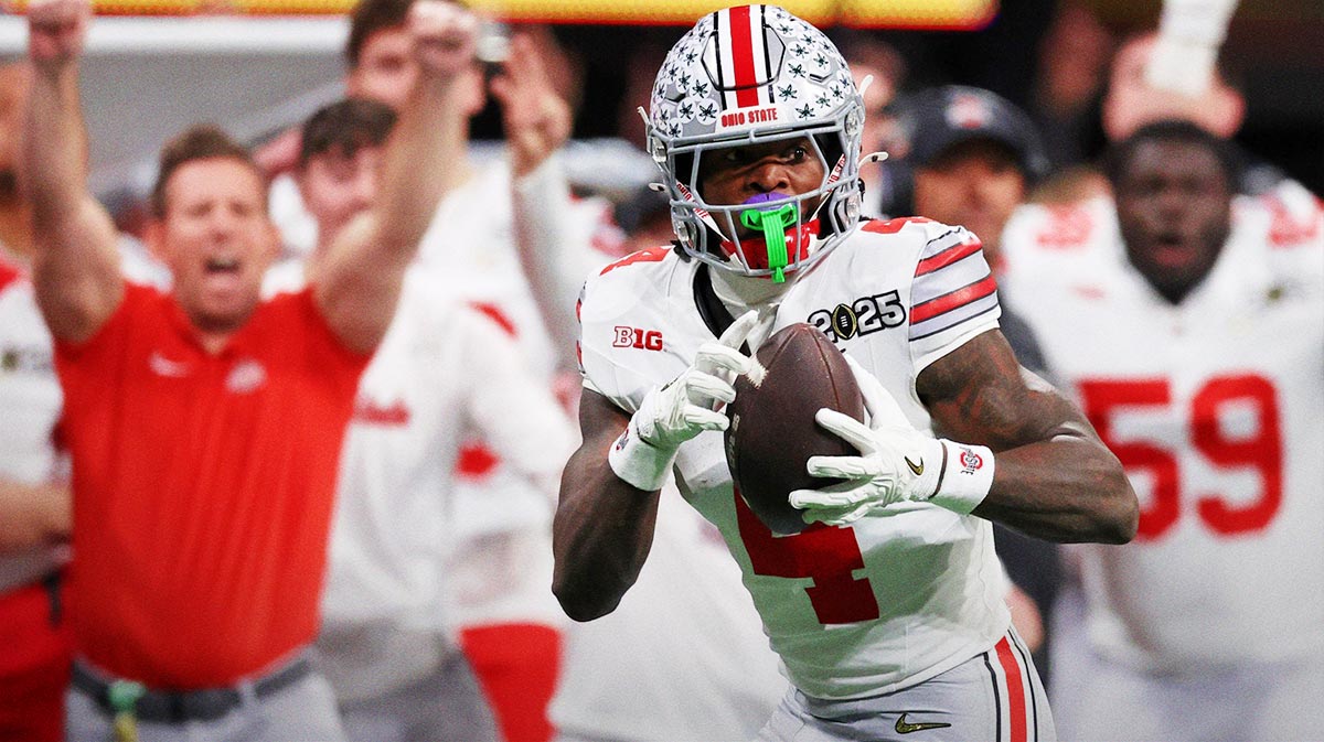 Ohio State Buckeyes wide receiver Jeremiah Smith (4) makes a catch against the Notre Dame Fighting Irish during the second half the CFP National Championship college football game at Mercedes-Benz Stadium.