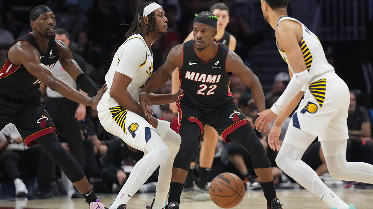 El centro de los Indiana Pacers, Myles Turner (33), defiende al delantero del Miami Heat, Jimmy Butler (22), durante la segunda mitad en el Kaseya Center.