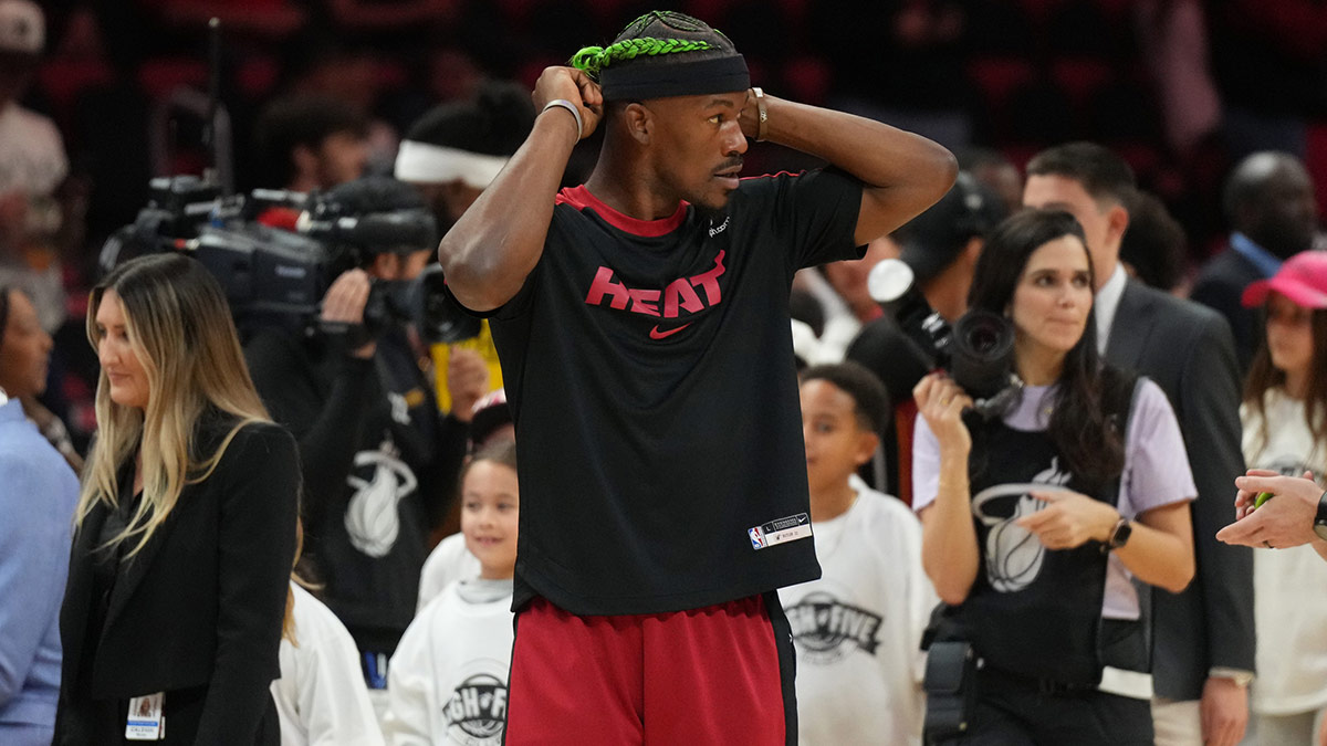 El delantero del Miami Heat, Jimmy Butler (22), se prepara para los calentamientos previos al juego contra los Indiana Pacers en el Kaseya Center.