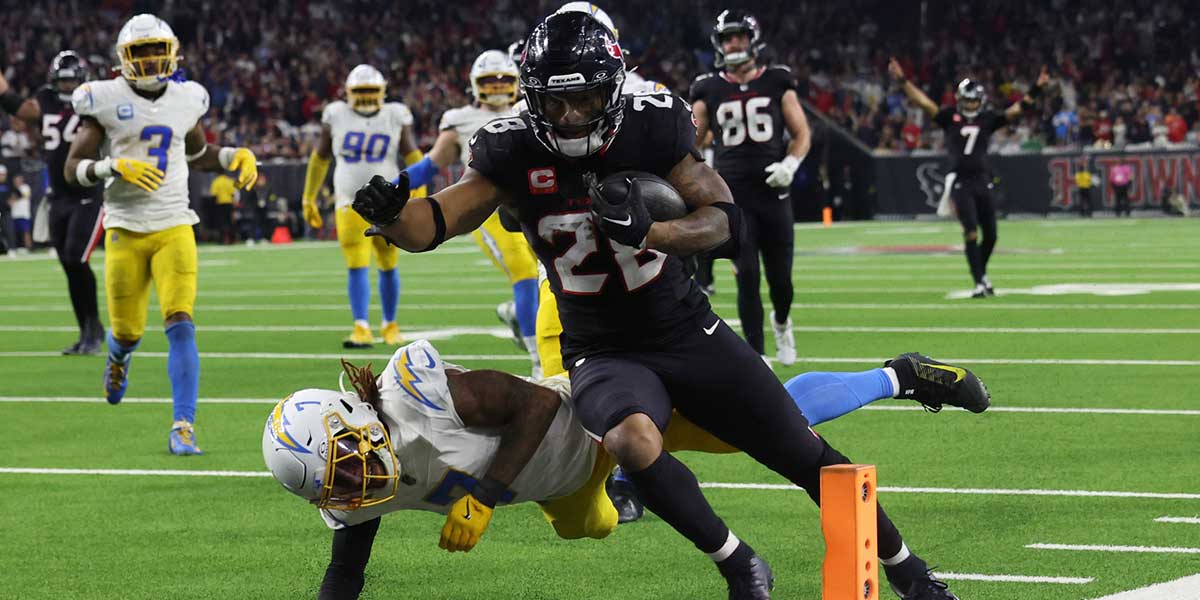 Houston Texans running back Joe Mixon (28) scores a touchdown against the Los Angeles Chargers in the fourth quarter in an AFC wild card game at NRG Stadium. 