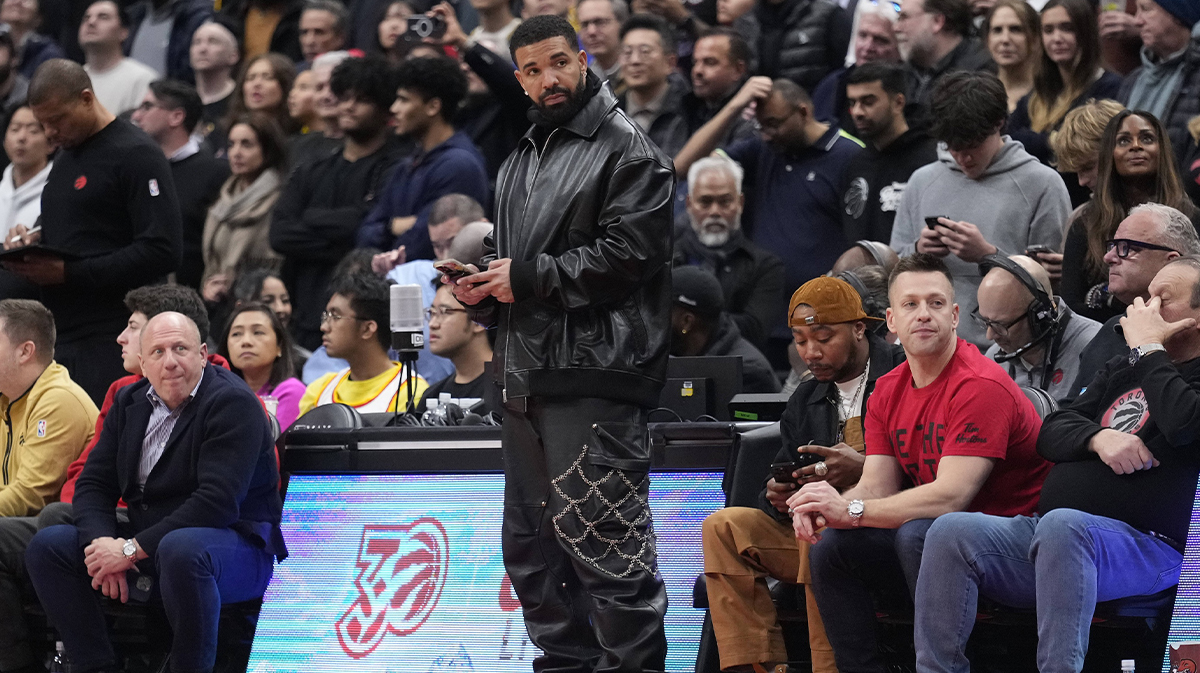 Stephen Curry, Drake create viral moment at Warriors-Raptors game