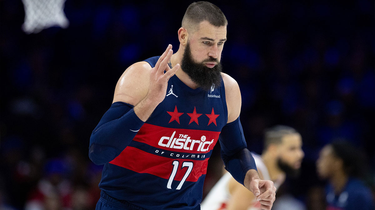 华盛顿奇才中心乔纳斯·瓦兰科纳斯（Jonas Valanciunas）（17岁）在第三季度在富国银行中心（Wells Fargo Center）对阵费城76人队的三个指针做出了反应。