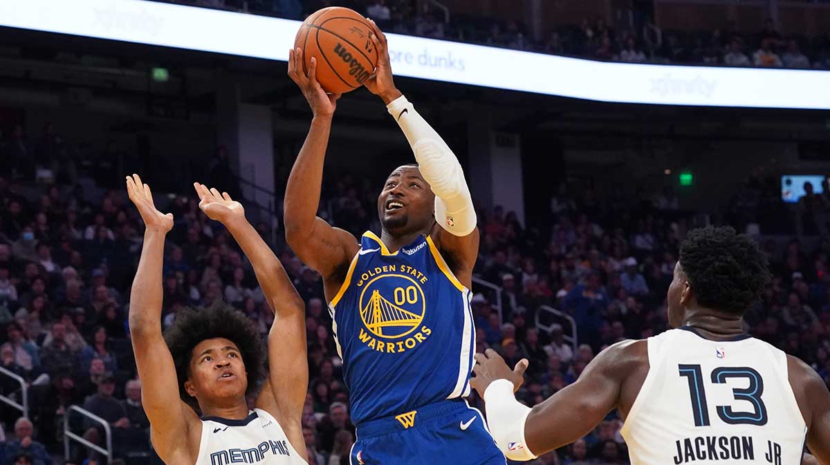 Golden State Warriors forward Jonathan Kuminga (00) shoots a jumpshot against Memphis Grizzlies forward Jaylen Wells (0) and forward/center Jaren Jackson Jr. (13) in the second quarter at Chase Center.