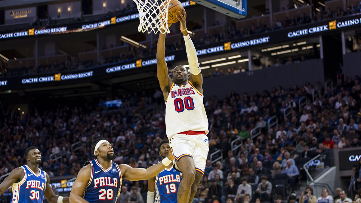 Golden State Warriors forward Jonathan Kuminga (00) dunks against Philadelphia 76ers center Adem Bona (30), forward Guerschon Yabusele (28) and forward Justin Edwards (19) during the fourth quarter at Chase Center.