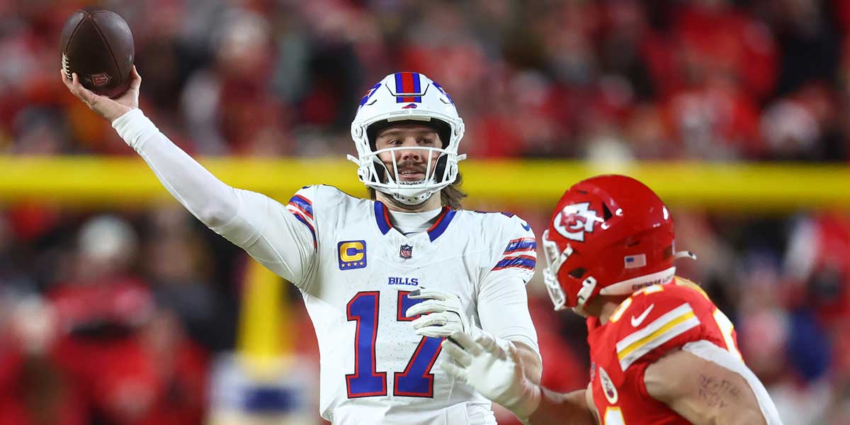 2025年1月26日；美国密苏里州堪萨斯城；布法罗（Buffalo Bills）四分卫乔什·艾伦（Josh Allen）（17岁）在上半场在箭头体育场的盖哈球场（Geha Field）的亚足联冠军赛中回落堪萨斯城酋长队。强制性信用：马克·J·雷德拉斯·伊玛格图像