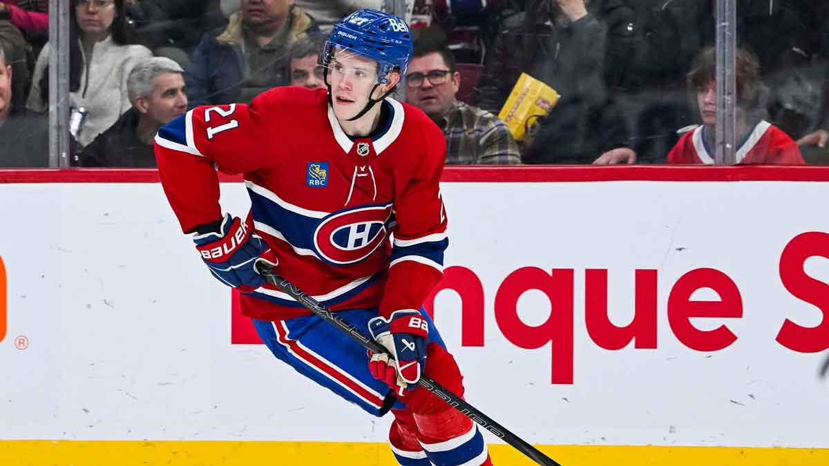 Montreal Canadiens defenseman Kaiden Guhle (21) plays the puck against the Tampa Bay Lightning during the second period at Bell Centre.