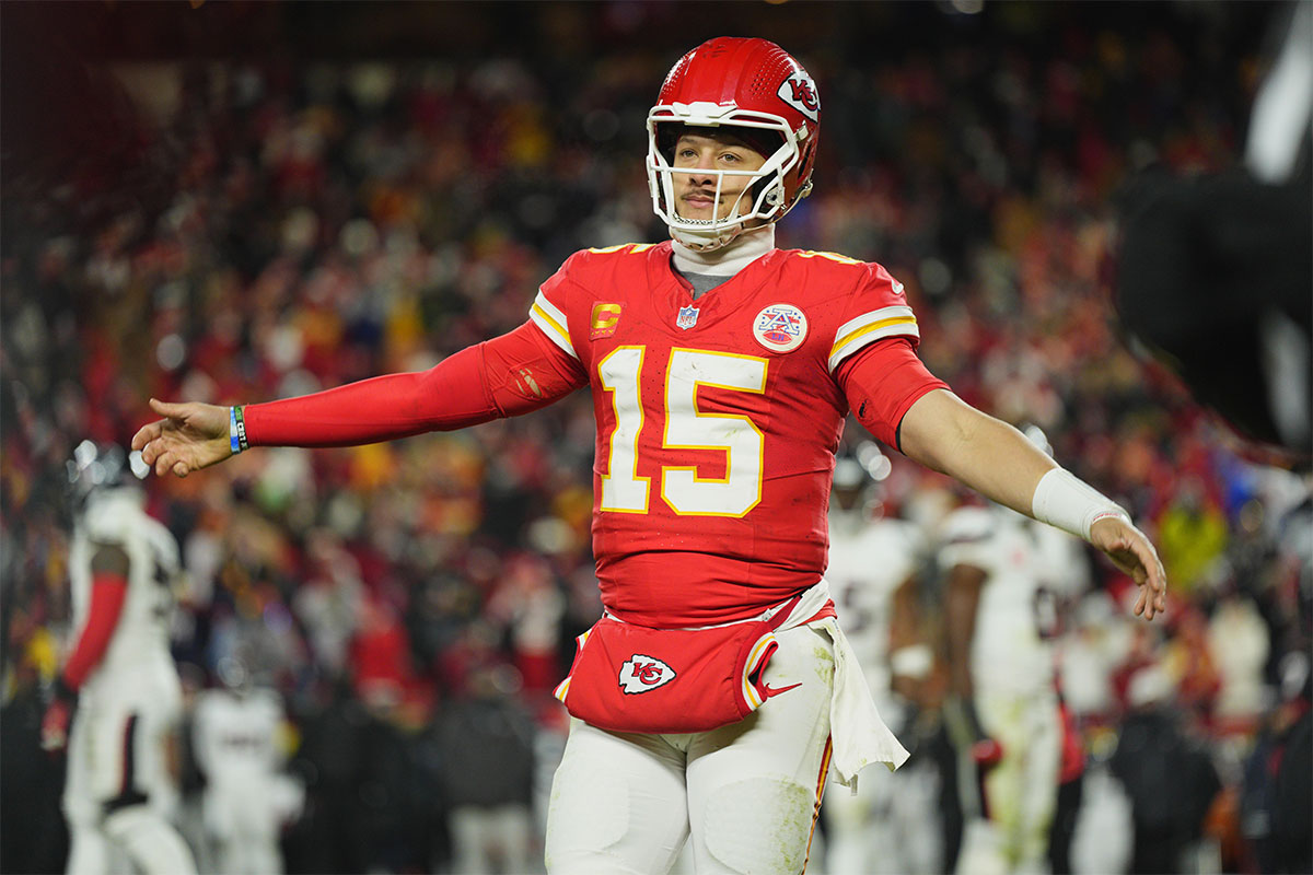 堪萨斯城酋长四分卫帕特里克·马霍姆斯（Patrick Mahomes）（15岁）在2025年的第四季度对阵箭头体育场盖哈球场的休斯顿德克萨斯人的第四节反应。