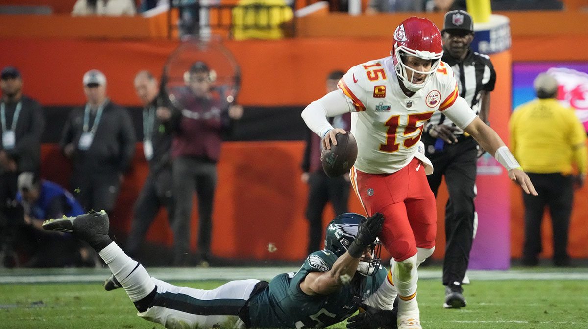 Kansas City Chiefs quarterback Patrick Mahomes (15) is tackled by Philadelphia Eagles linebacker T.J. Edwards (57) during the second quarter in Super Bowl LVII at State Farm Stadium in Glendale on Feb. 12, 2023. Nfl Super Bowl Lvii Kansas City Chiefs Vs Philadelphia Eagles
