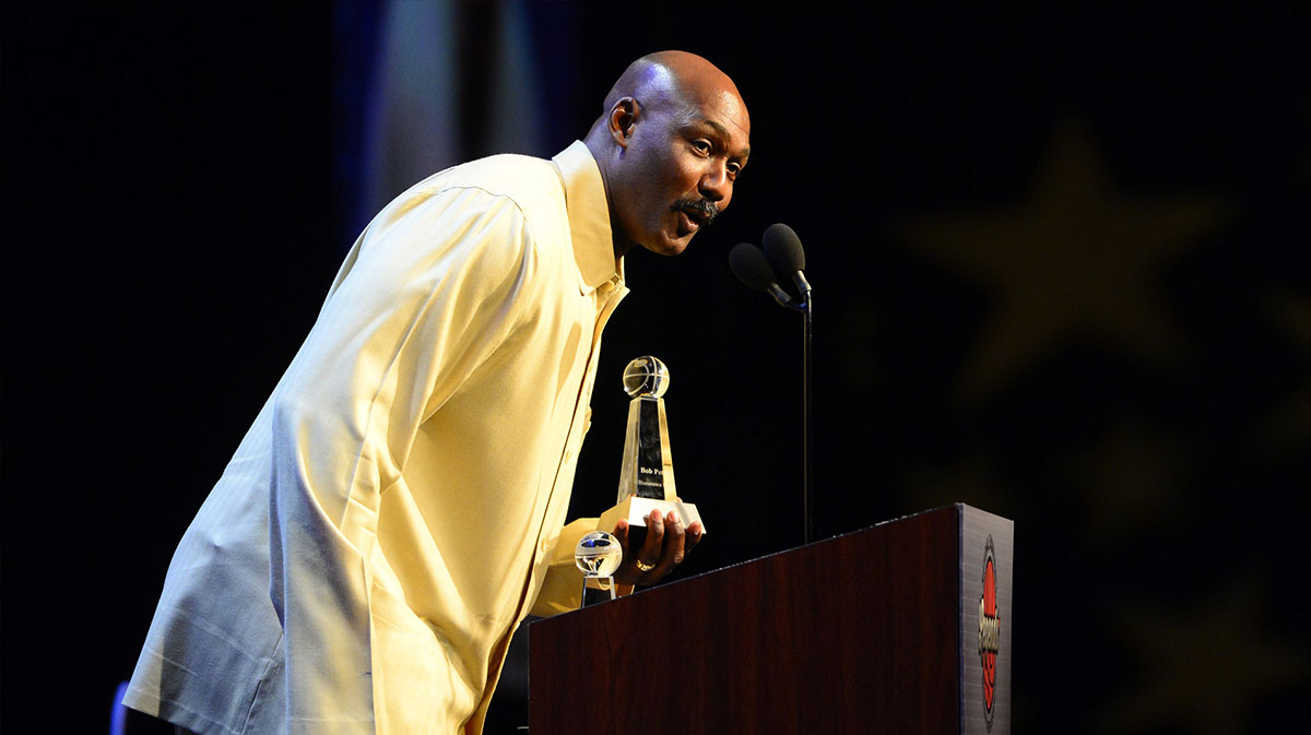 NBA Legend Karl Malone speaks while he honored the Community Service Prize during Legend Legends Legends Grange NBA Leghghlight Grange in Ernest N. N.RA Convention Center. 