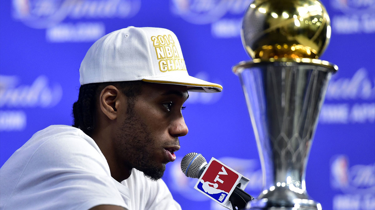 San Antonio Spurs Next Kavhi Leonard (2) speaks during the press conference next to the NBA Finals of the MVP Trophy after 2014. Years against Miami heat at the AT & T Center AT & T.