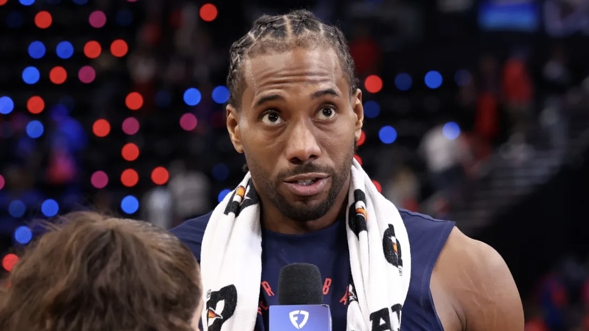 洛杉矶快船队前锋科怀·伦纳德 (Kawhi Leonard)（2）在 Intuit Dome 击​​败亚特兰大老鹰队后接受赛后采访。