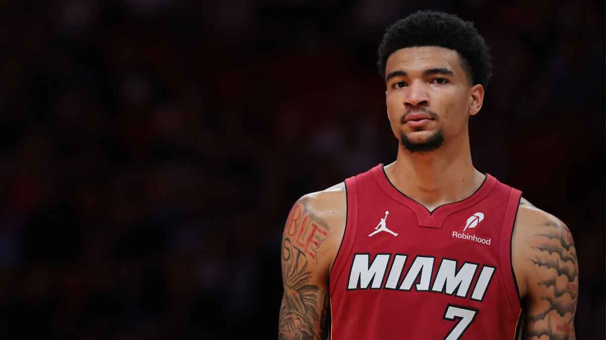 Trung tâm Kel'el Ware (7) của Miami Heat theo dõi từ sân đấu với Portland Trail Blazers trong hiệp đầu tiên tại Trung tâm Kaseya.