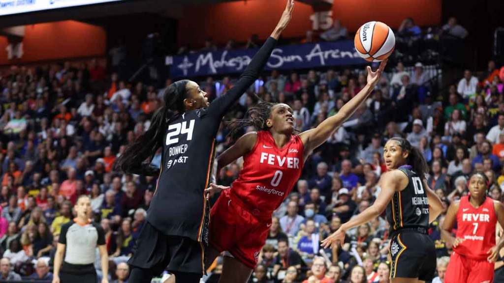 Indiana Fever Guard Kelsei Mitchell (0) Record on Connecticut Sun Guard Devanna Bonner (24) During the first half during the game, two first rounds of the playback 2024 VNBA on Mohegan Sun Arena.