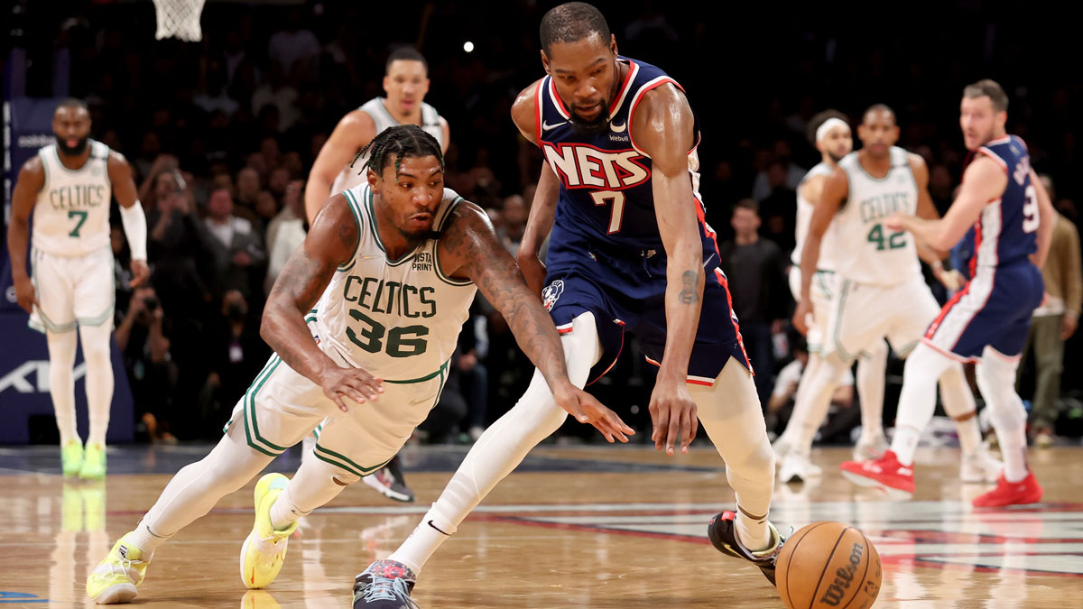 Boston Celtics Guard Marcus Smart (36) Dawn for loose ball against Brooklyn Nets forward Durant Durant (7) during the fourth game four first round of NBA 2022 NBA in the center of Barclays. Celtic were defeated on Nets 116-112 to win the best of seven 4-0 series.