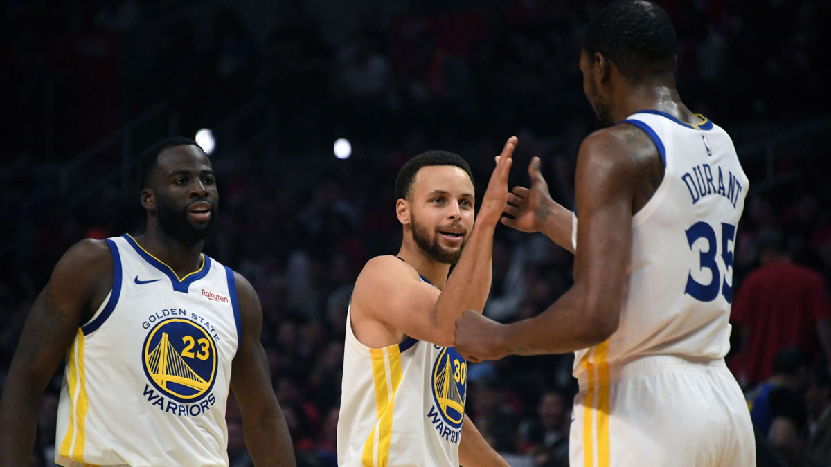 Golden State Warriors Prime Draimond Green (23) and preserve Stephen Curri (30) and Kevin Durant (35) celebrate in the first half of the first round players in the NBA since 2019 in La Clippers at Staples Center. 