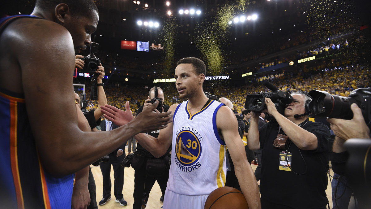 Gold State Warriors Street Stephen Curri (30) Congratulations by Oklahoma City Thunder Previous Kevin Durant (35) After the game of seven Western Conference Finals NBA playoffs in Oracle Arena. The warriors were defeated by thunderbolts 96-88.