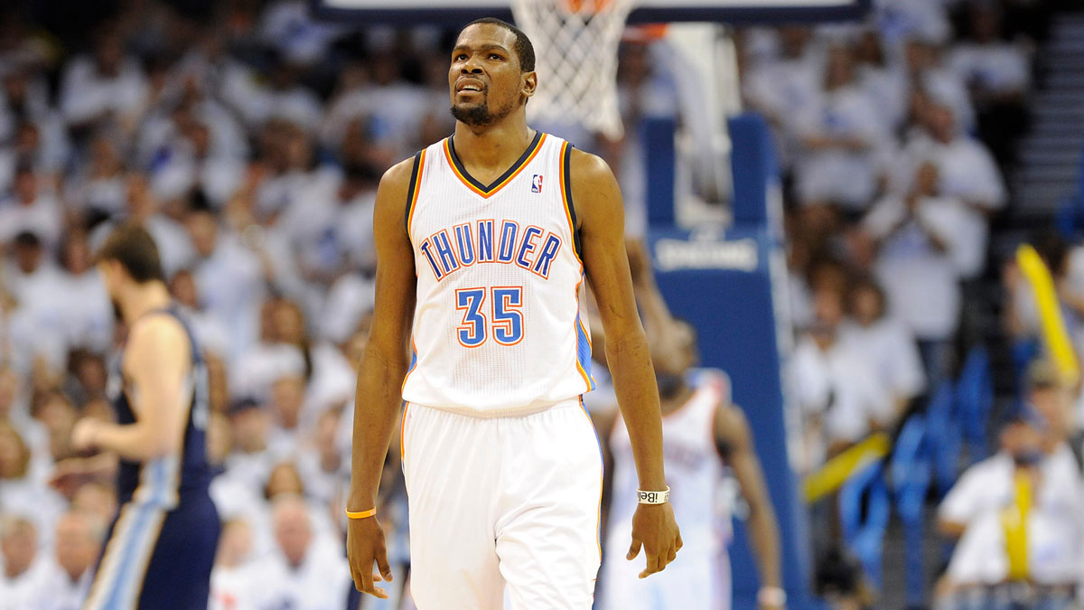 Oklahoma City Thunder Mali ahead, Kevin Durant (35) reacts after the Emergency Memphis Grizzlies during the second half of the game five from the second round of the Playday 2013. Year in Chesapeake Energy Arena. Grizzlises were defeated in Thunder 88-84.