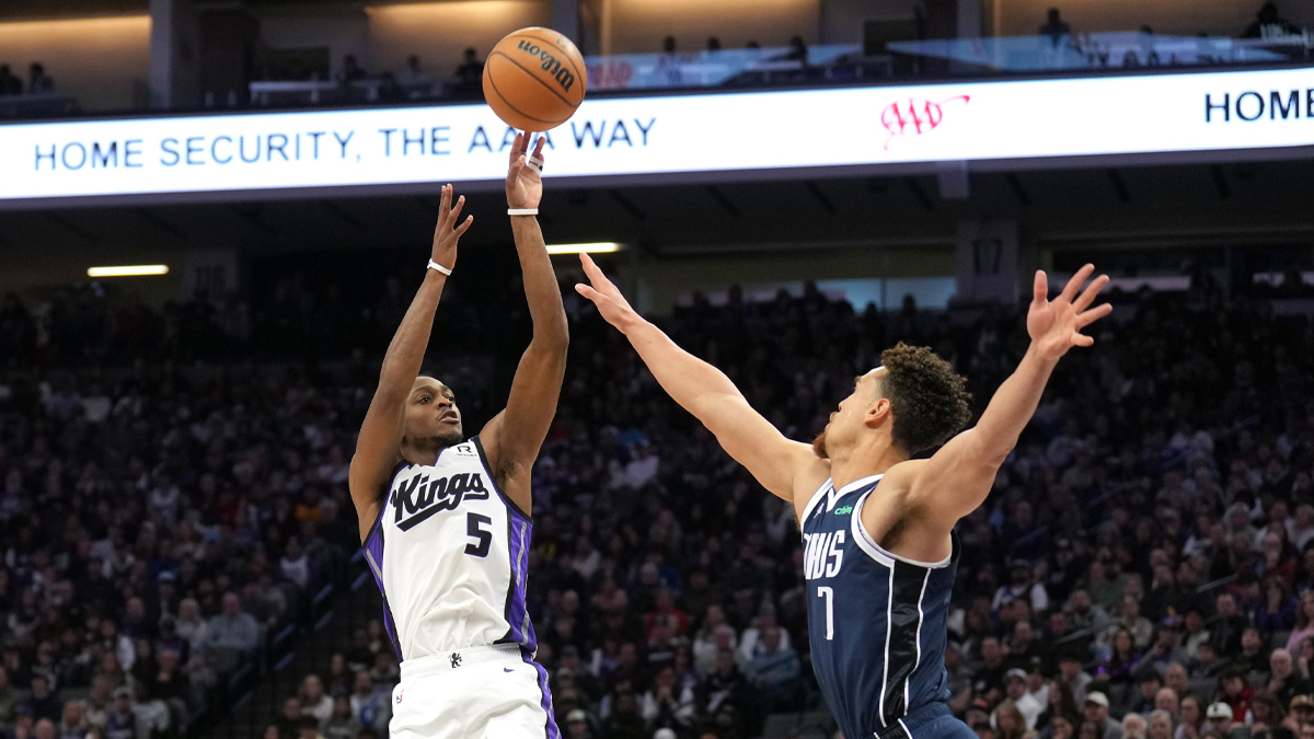 萨克拉曼多国王队的后卫De'aaron Fox（5）在第三季度在Golden 1中心对阵达拉斯小牛中心德怀特·鲍威尔（7）。